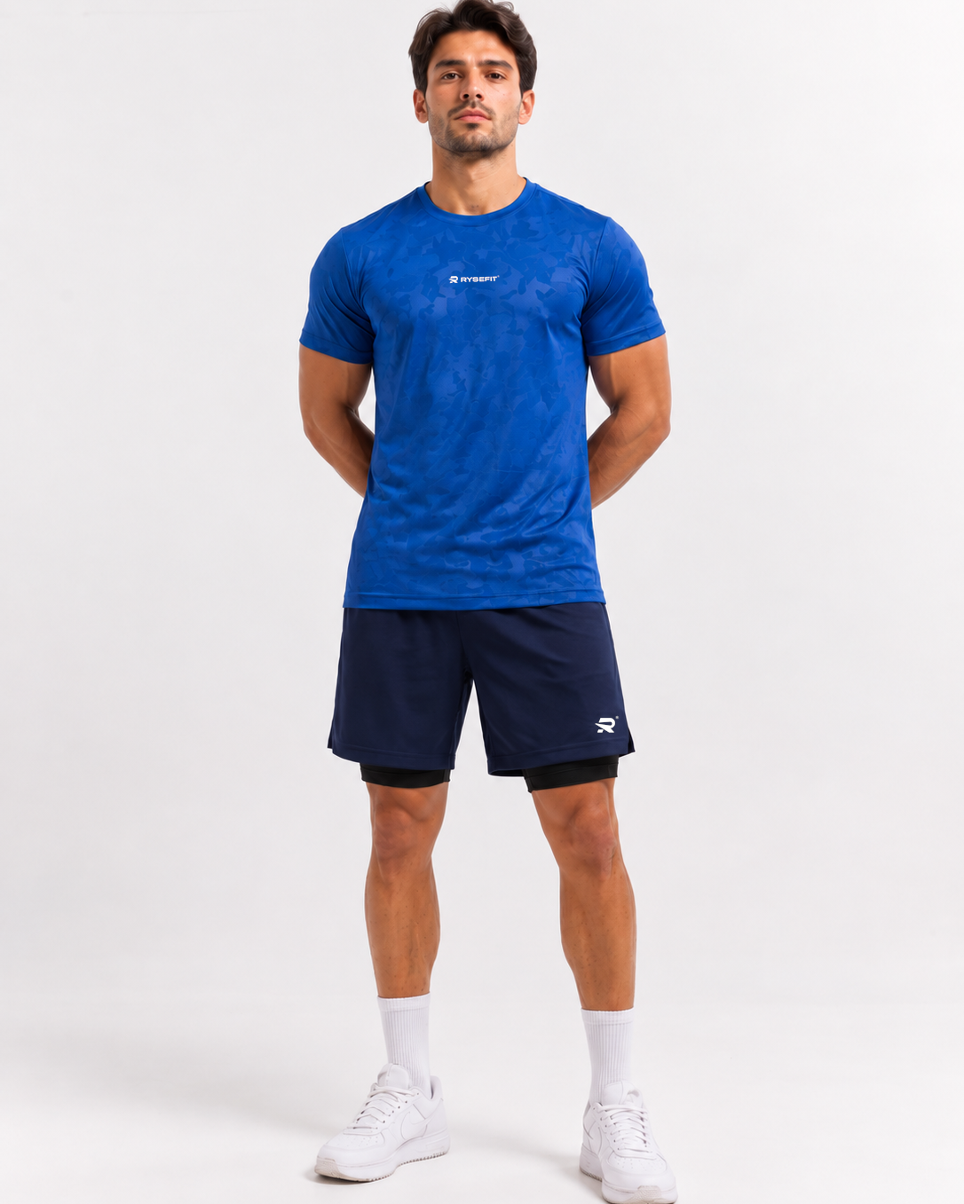 Rysefit Linha Stealth Azul: modelo de frente com camiseta camuflada azul e short azul-marinho