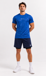 Rysefit Linha Stealth Azul: modelo de frente com camiseta camuflada azul e short azul-marinho