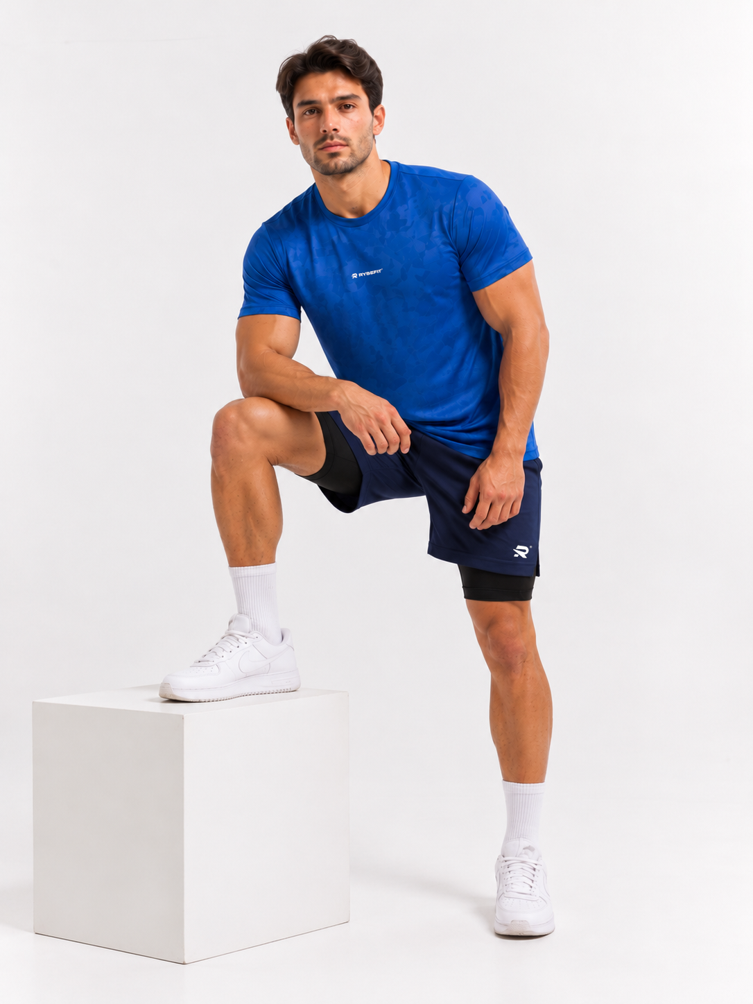 Rysefit Linha Stealth Azul: modelo com o pé apoiado no cubo