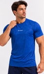 Rysefit Linha Stealth Azul: modelo ajustando a gola
