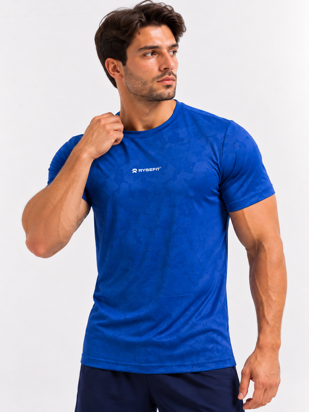 Rysefit Linha Stealth Azul: modelo ajustando a gola