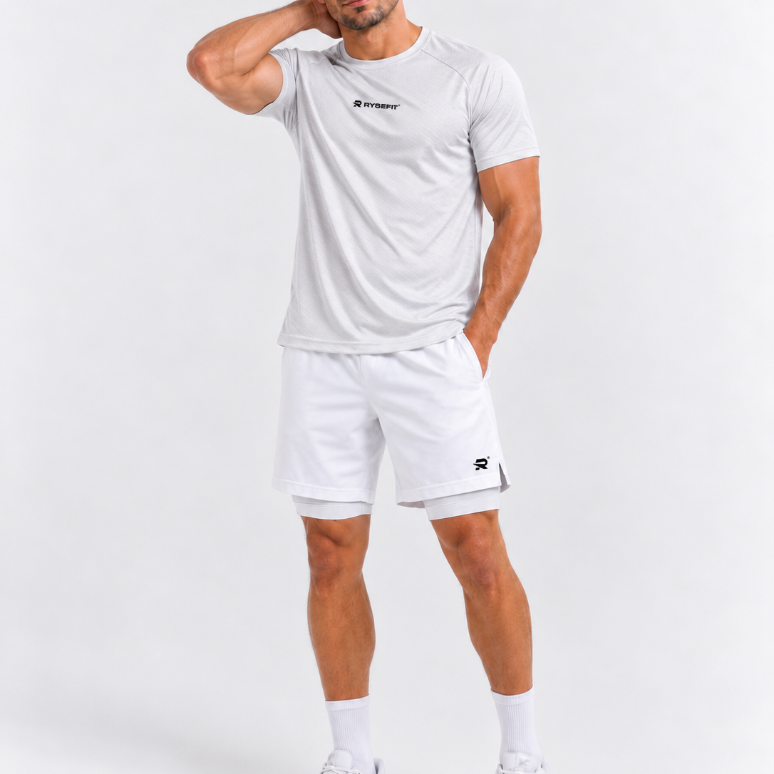 Rysefit Linha Stealth Branco: modelo de frente com camiseta branca texturizada e short branco