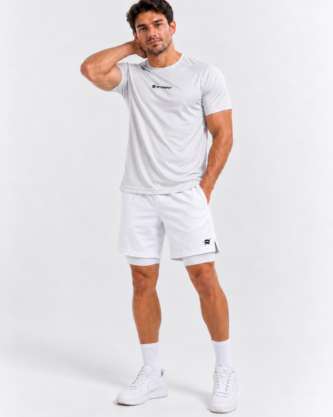 Rysefit Linha Stealth Branco: modelo de frente com camiseta branca texturizada e short branco