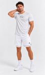 Rysefit Linha Stealth Branco: modelo de frente com camiseta branca texturizada e short branco