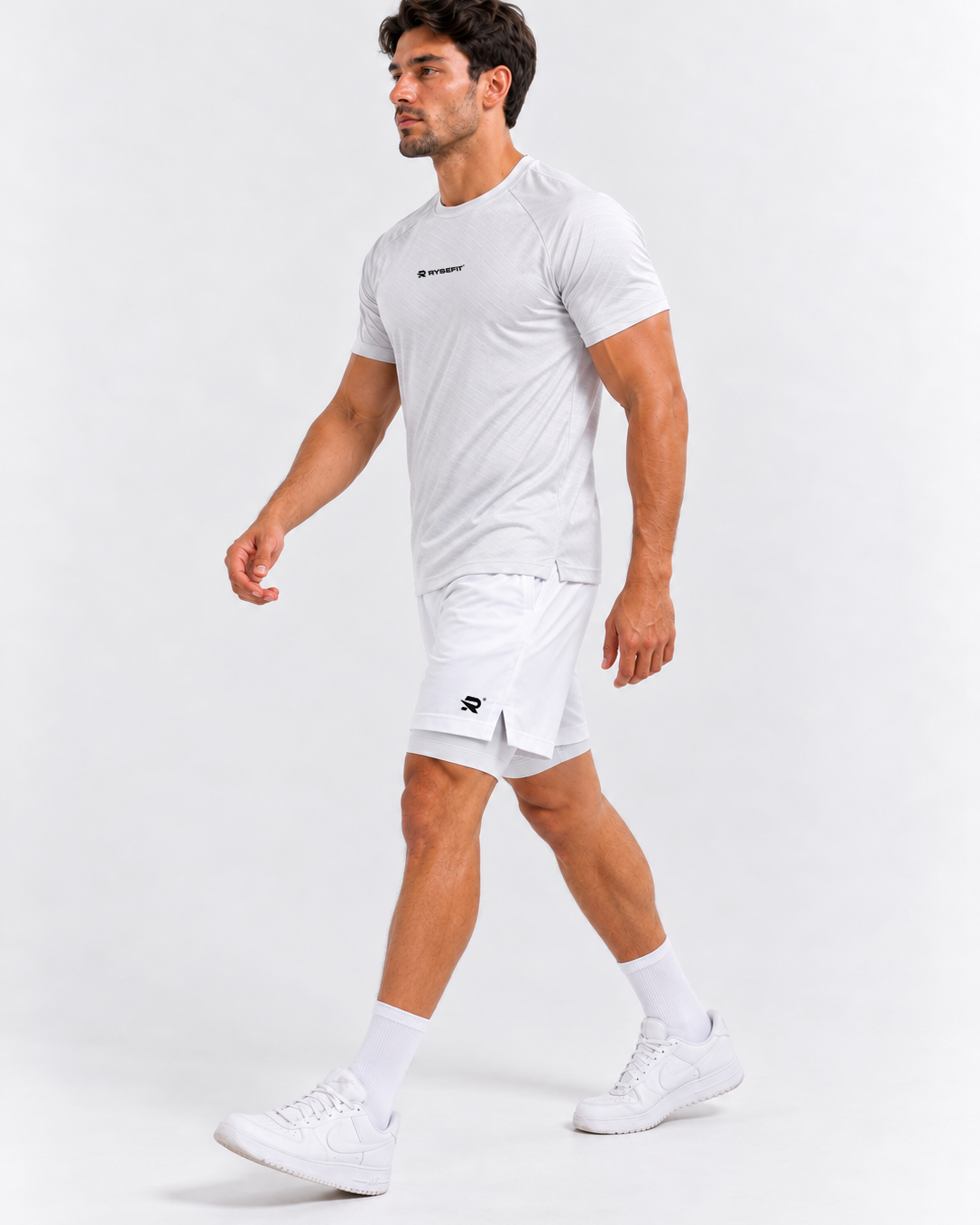 Rysefit Linha Stealth Branco: modelo andando de perfil