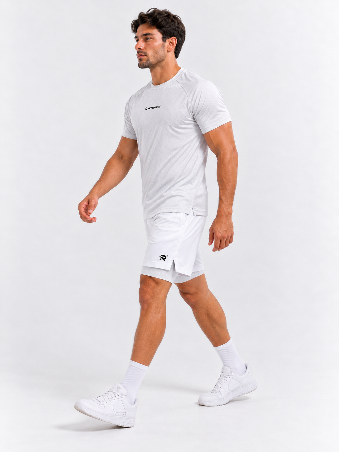Rysefit Linha Stealth Branco: modelo andando de perfil