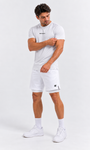 Rysefit Linha Stealth Branco: modelo ajustando a manga