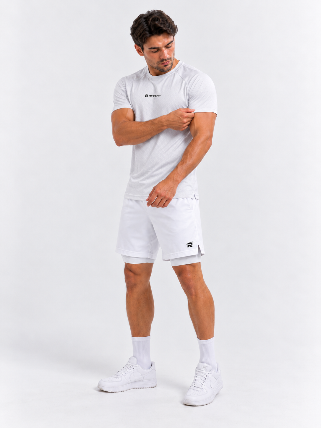 Rysefit Linha Stealth Branco: modelo ajustando a manga