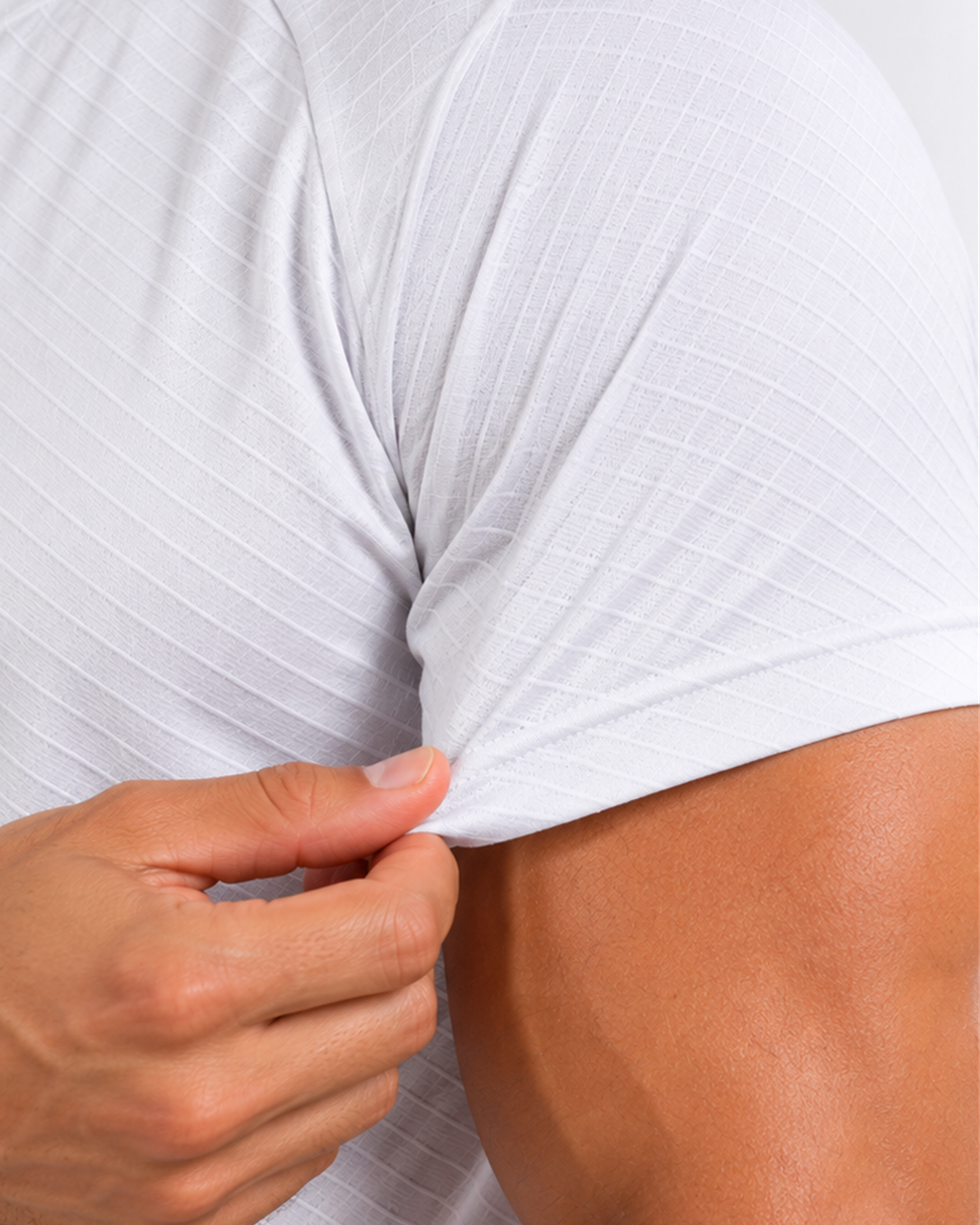 Rysefit Linha Stealth Branco: detalhe da manga e da textura diagonal tom sobre tom