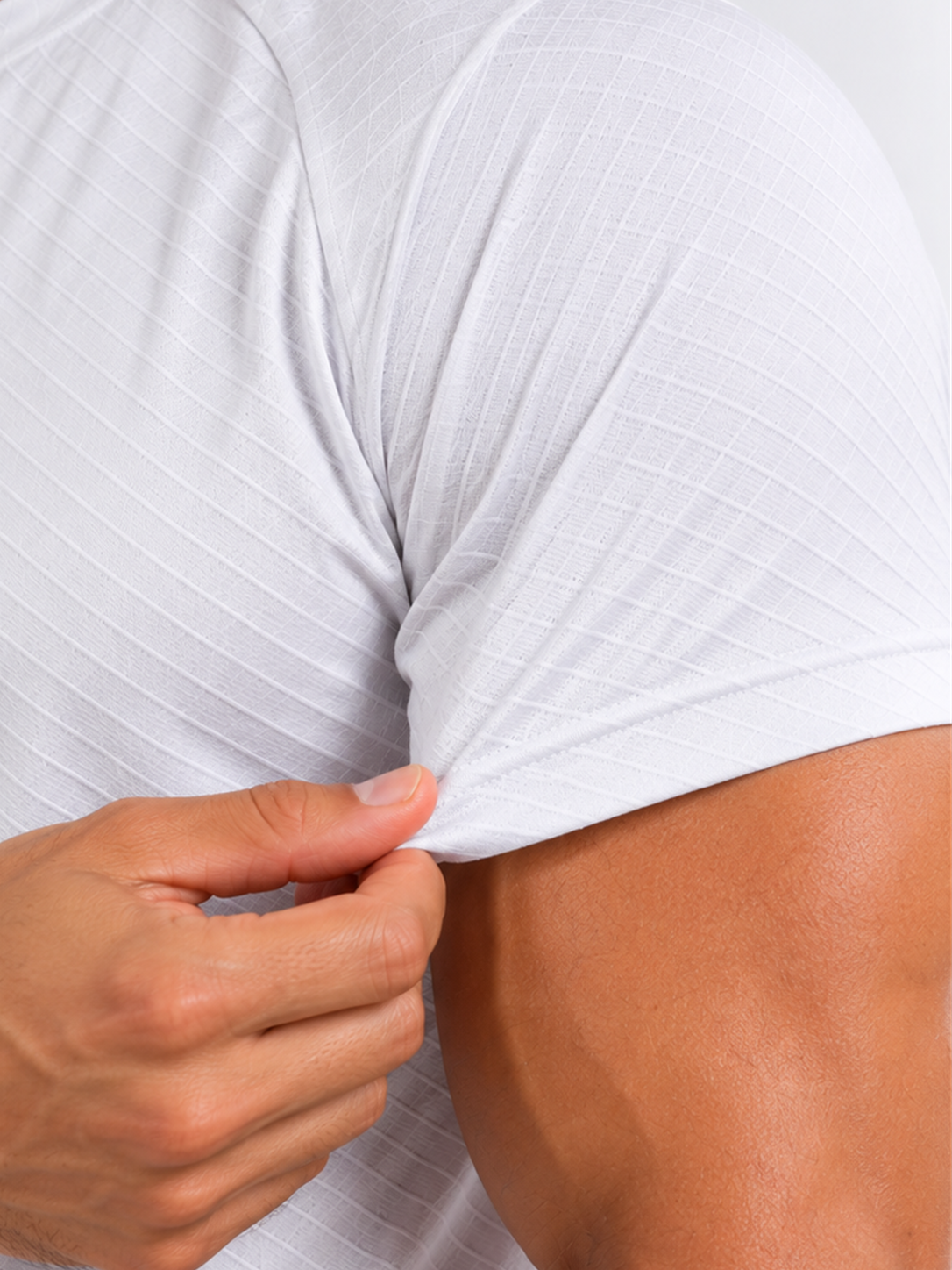 Rysefit Linha Stealth Branco: detalhe da manga e da textura diagonal tom sobre tom
