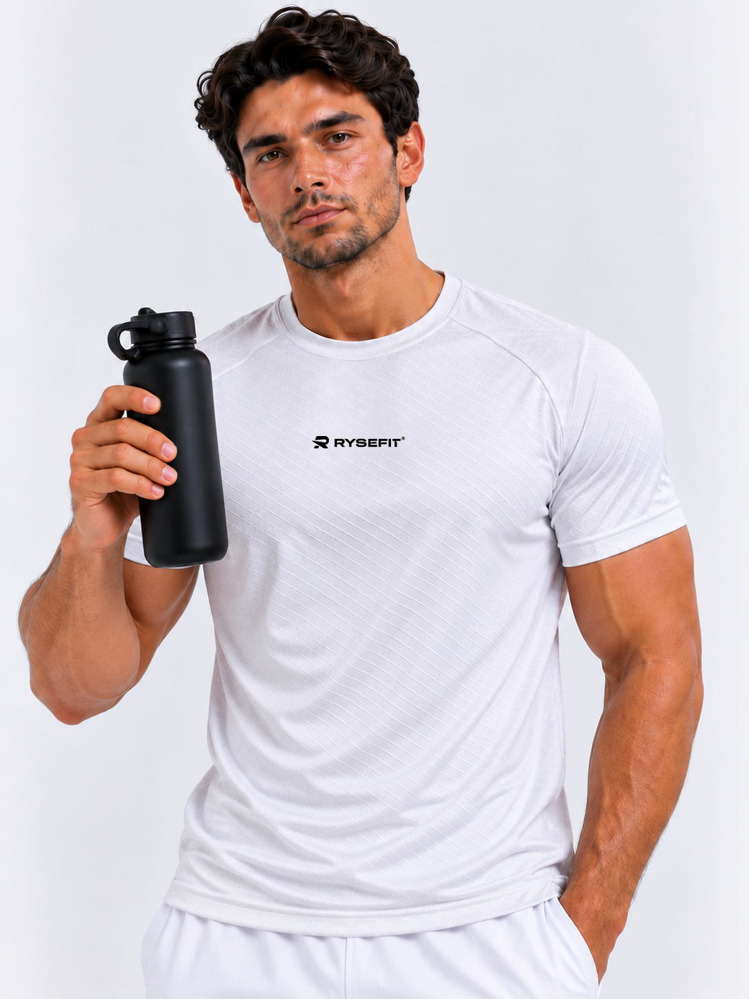 Rysefit Linha Stealth Branco: modelo com garrafa
