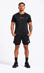 Rysefit Linha Stealth Preto: modelo de frente com camiseta camuflada preta e short preto