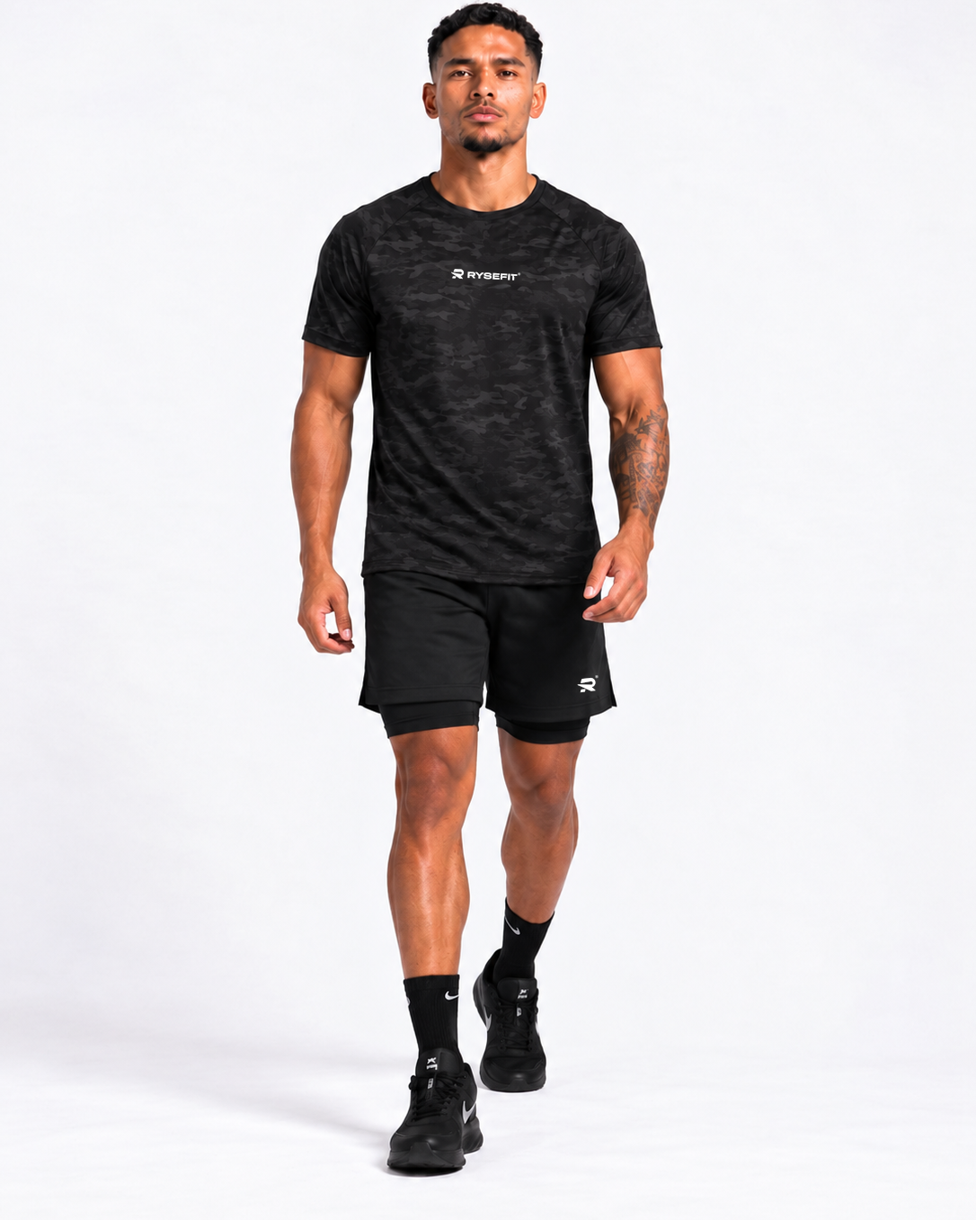 Rysefit Linha Stealth Preto: modelo caminhando