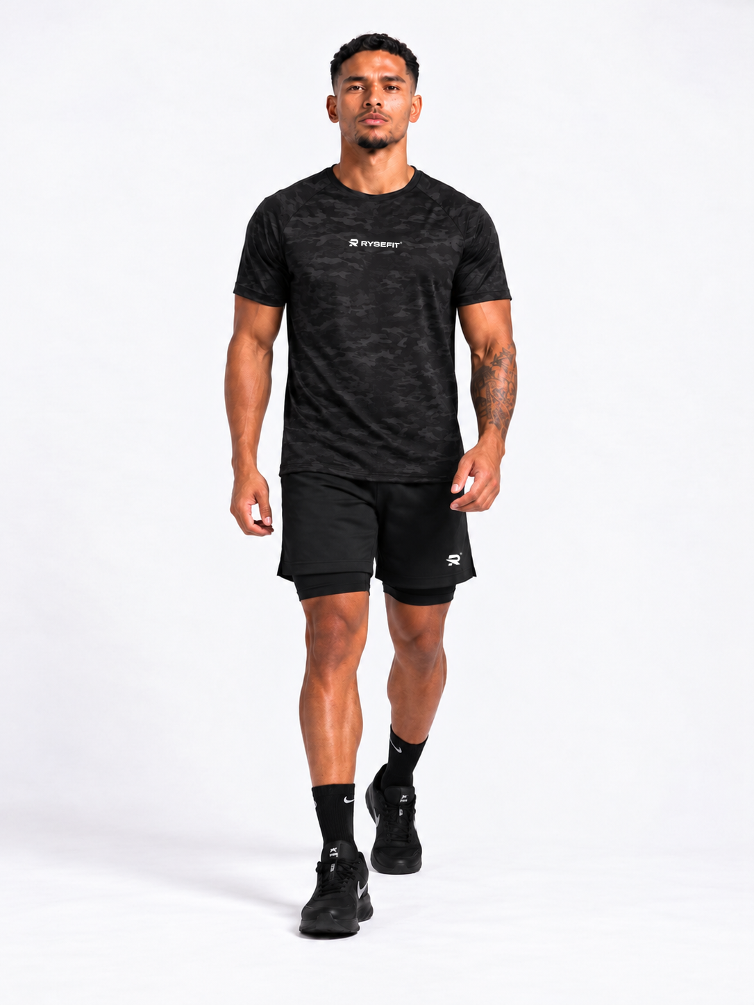 Rysefit Linha Stealth Preto: modelo caminhando