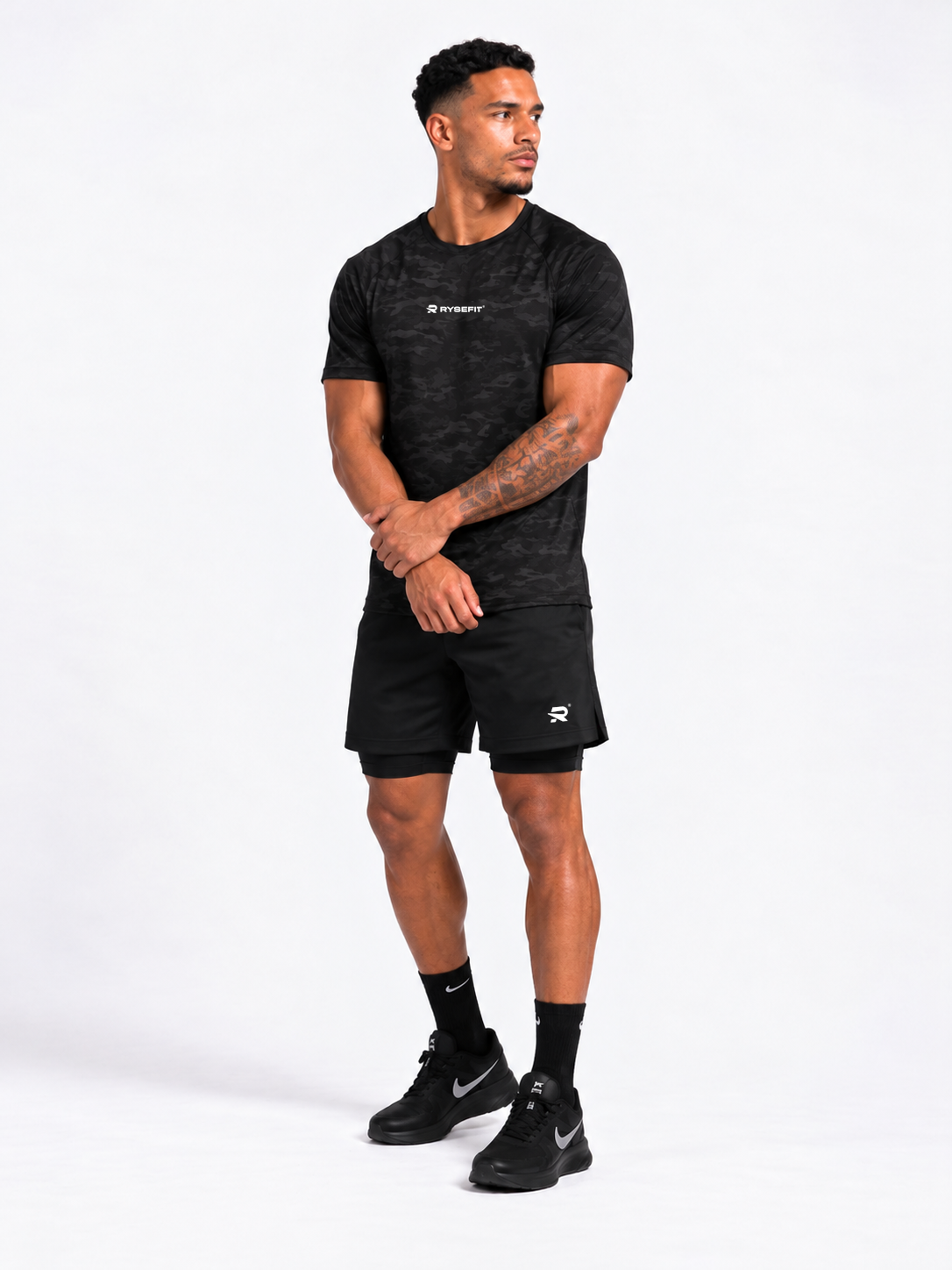 Rysefit Linha Stealth Preto: modelo ajustando o relógio