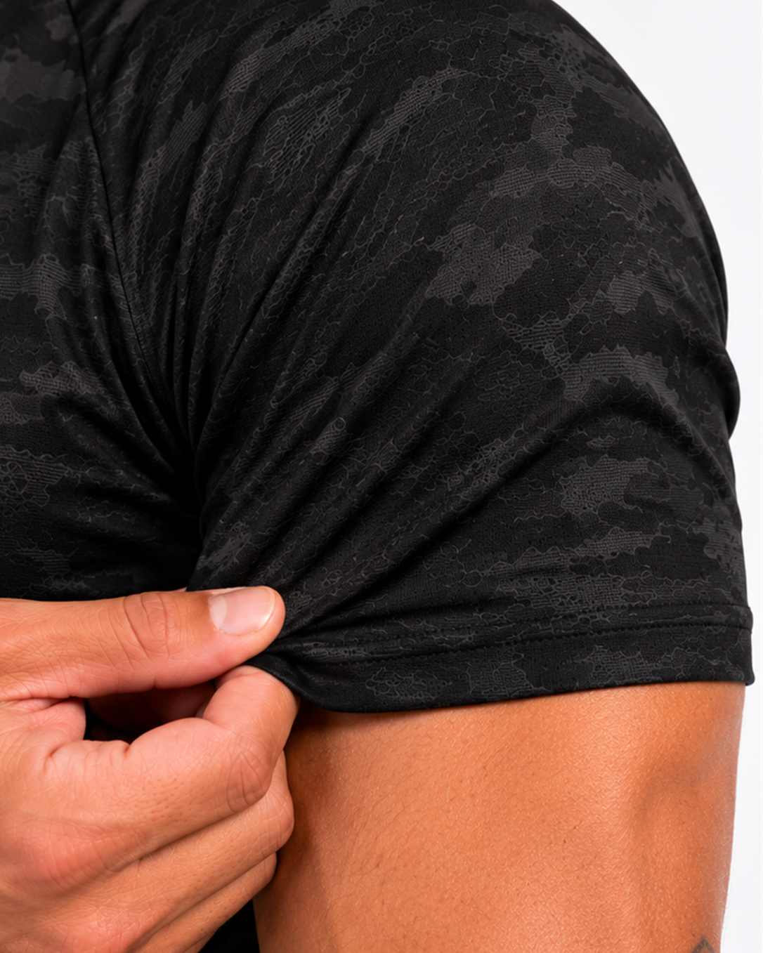 Rysefit Linha Stealth Preto: detalhe da manga e do camuflado tom sobre tom
