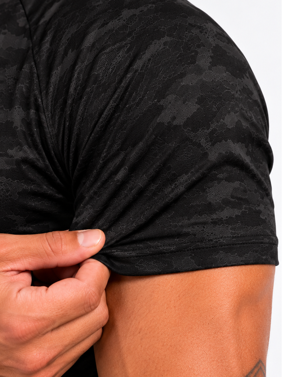 Rysefit Linha Stealth Preto: detalhe da manga e do camuflado tom sobre tom