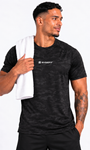 Rysefit Linha Stealth Preto: meio corpo com toalha no ombro