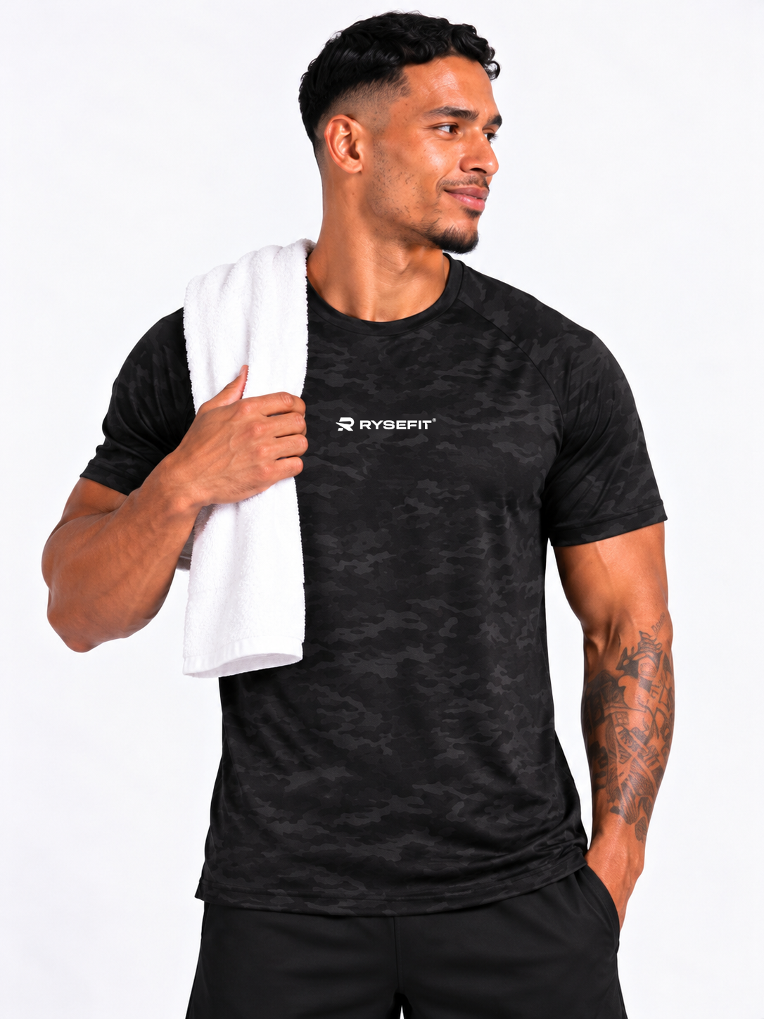 Rysefit Linha Stealth Preto: meio corpo com toalha no ombro