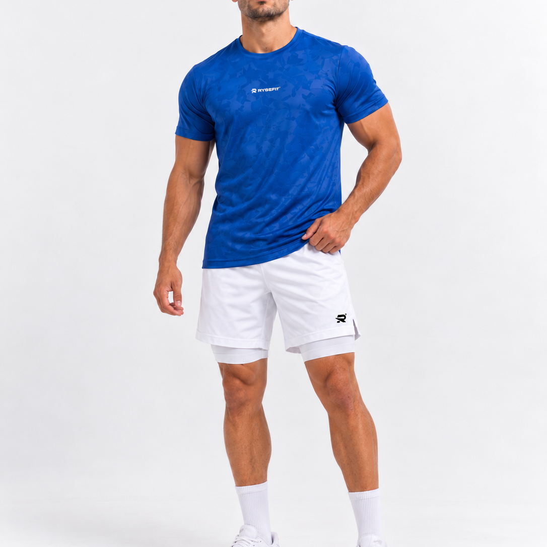 Rysefit Conjunto Stealth Custom: modelo de frente com camiseta camuflada azul e short branco