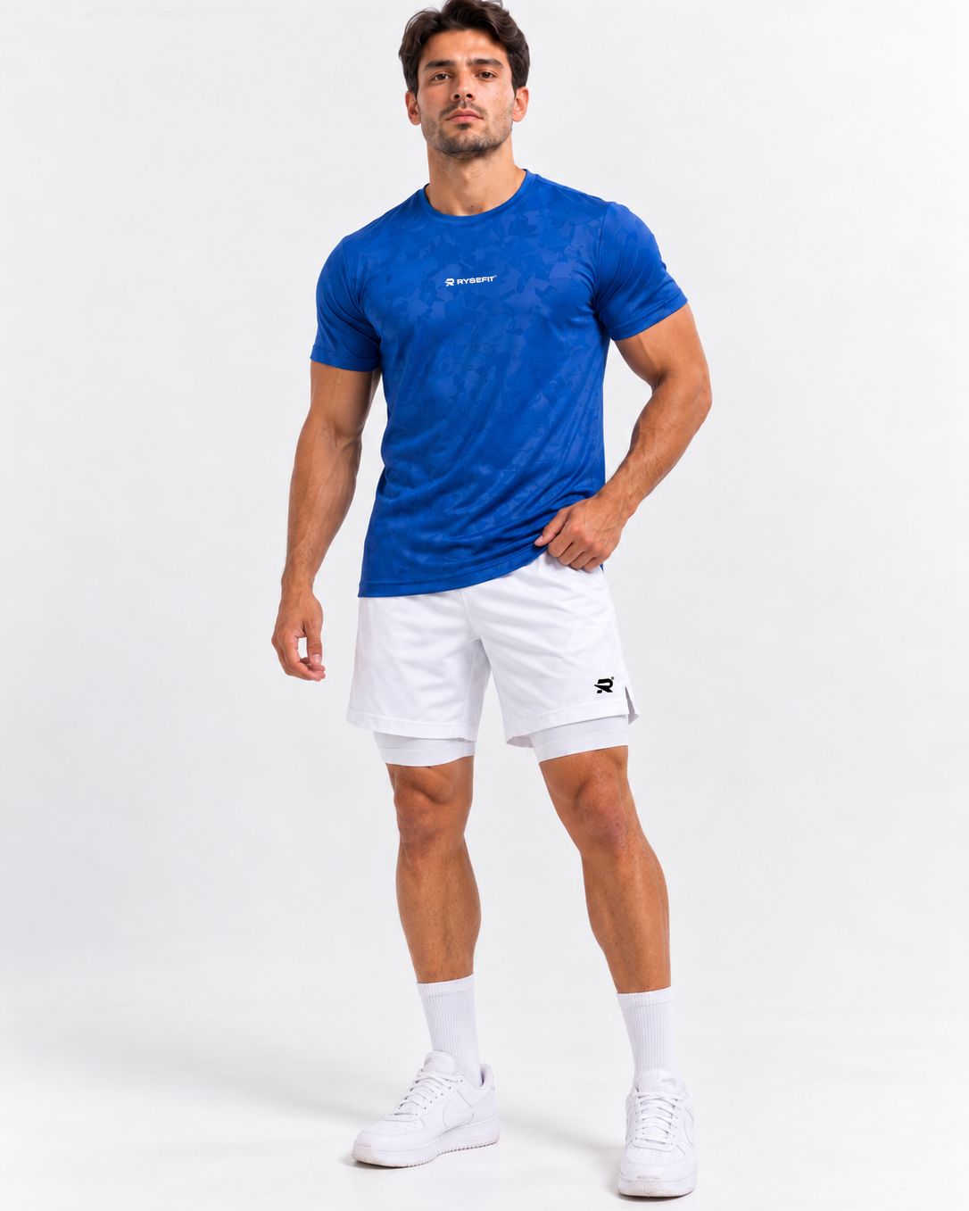 Rysefit Conjunto Stealth Custom: modelo de frente com camiseta camuflada azul e short branco