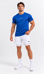 Rysefit Conjunto Stealth Custom: modelo de frente com camiseta camuflada azul e short branco