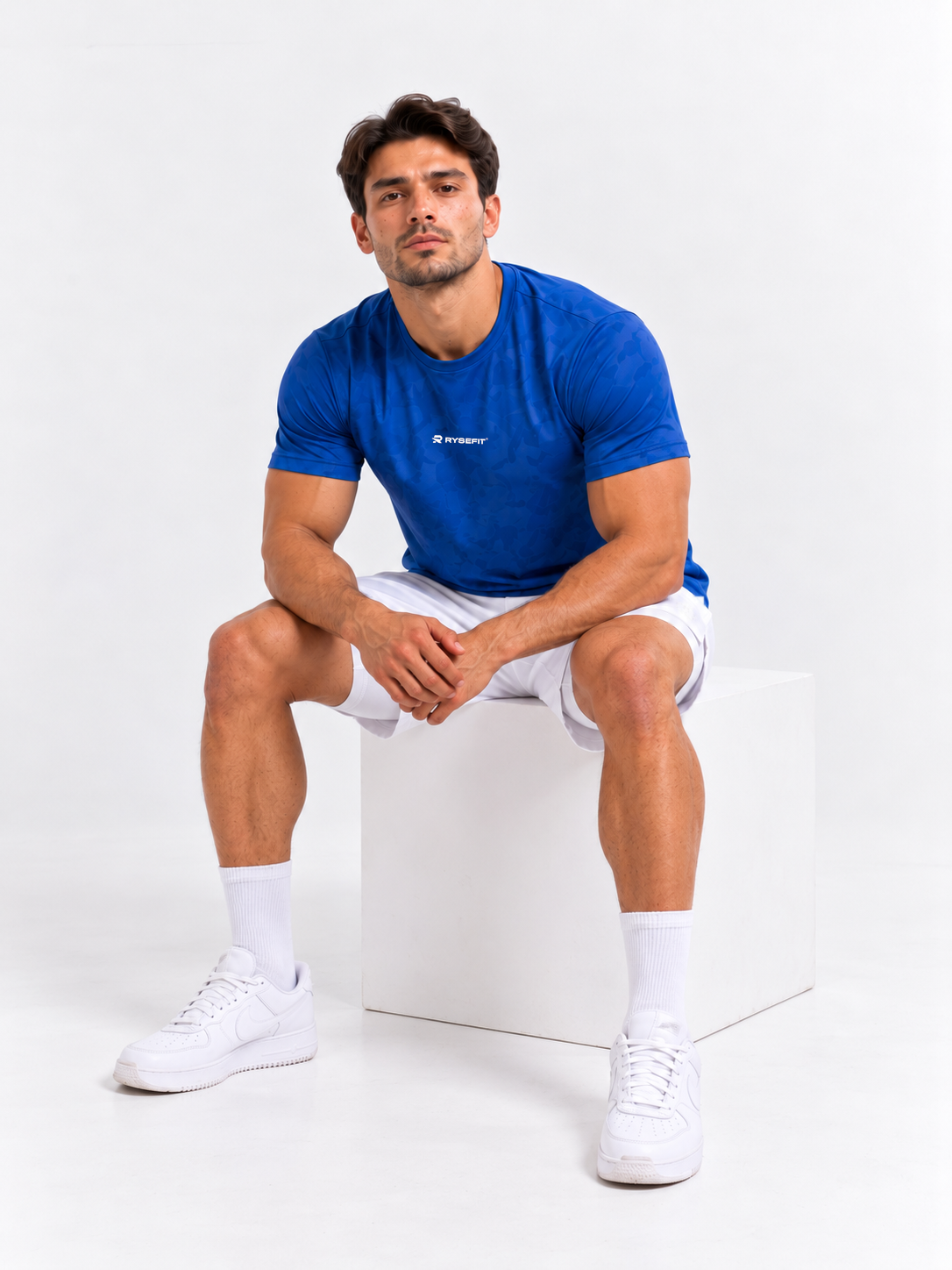 Rysefit Conjunto Stealth Custom: modelo sentado no cubo