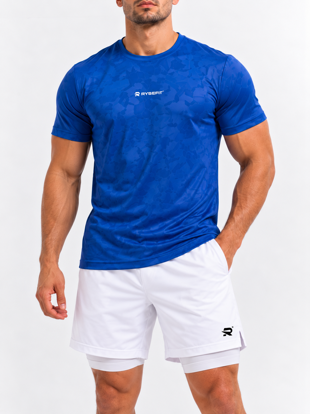Rysefit Conjunto Stealth Custom: meio corpo com camiseta camuflada azul e short branco
